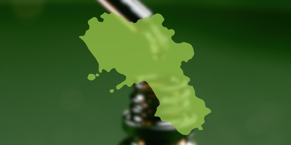 close up di una bottiglietta di olio di cbd con contagocce e silhouette della region campania verde in trasparenza sopra la foto