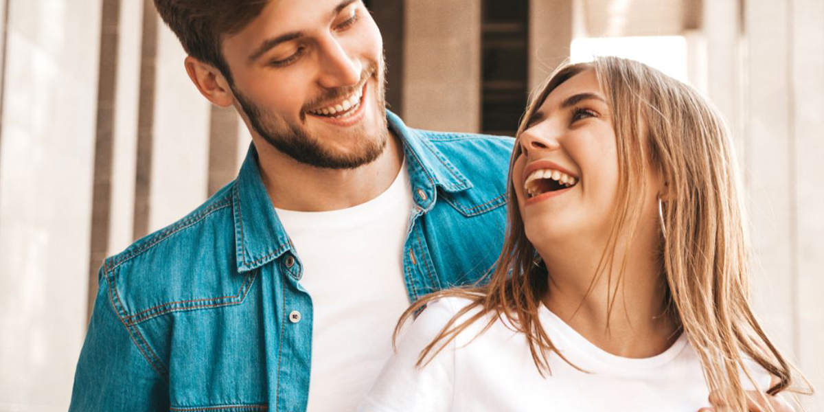 giovane coppia che si guarda sorridendo