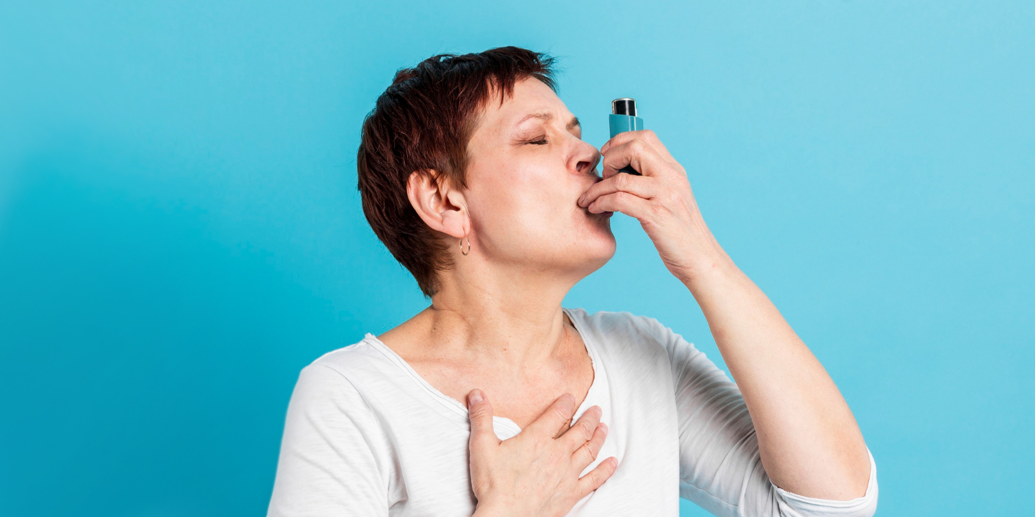 donna con problemi di asma che usa un inalatore