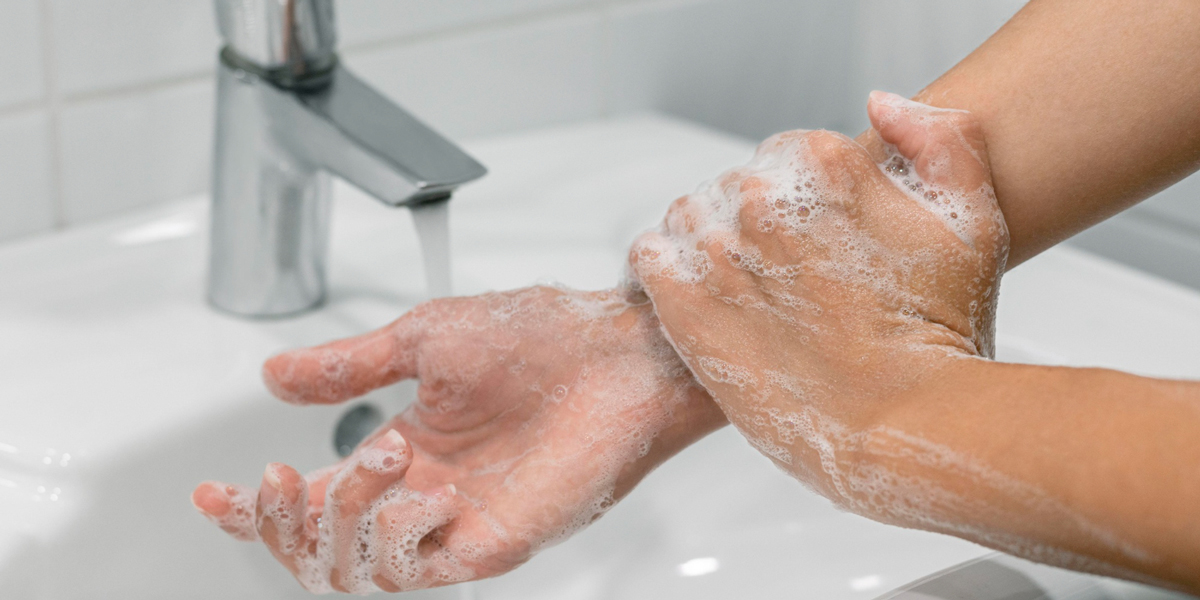 persona che si lava il polso con il sapone