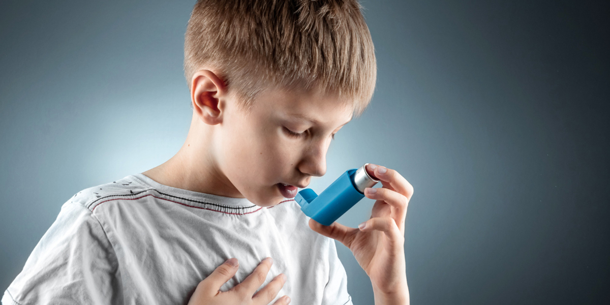 bambino con inalatore per asma